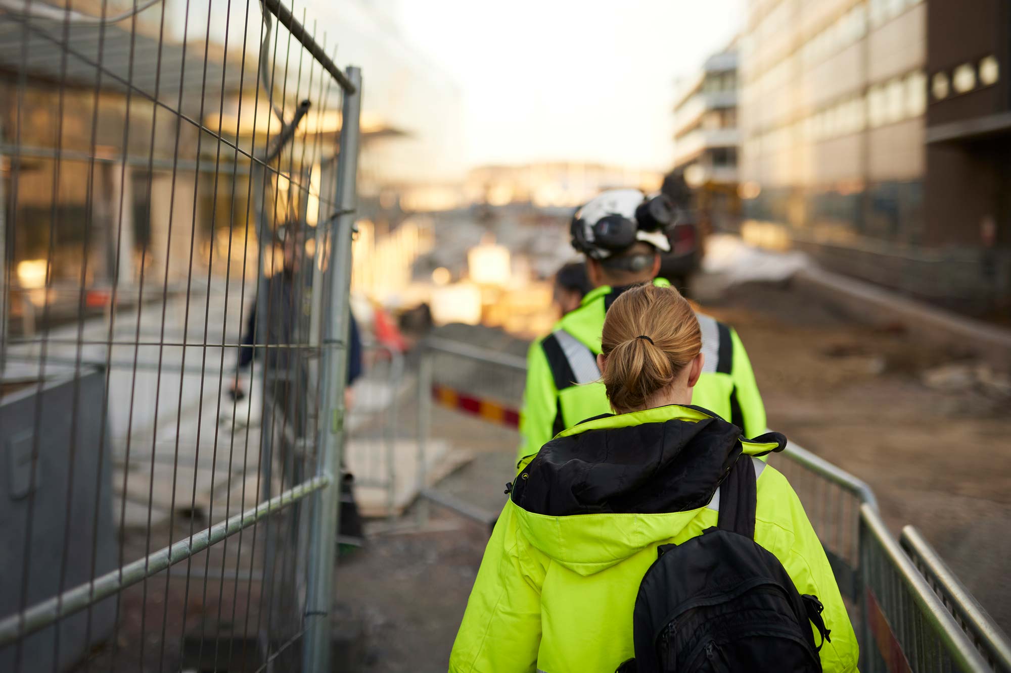 Byggarbetare som går in på sin arbetsplats