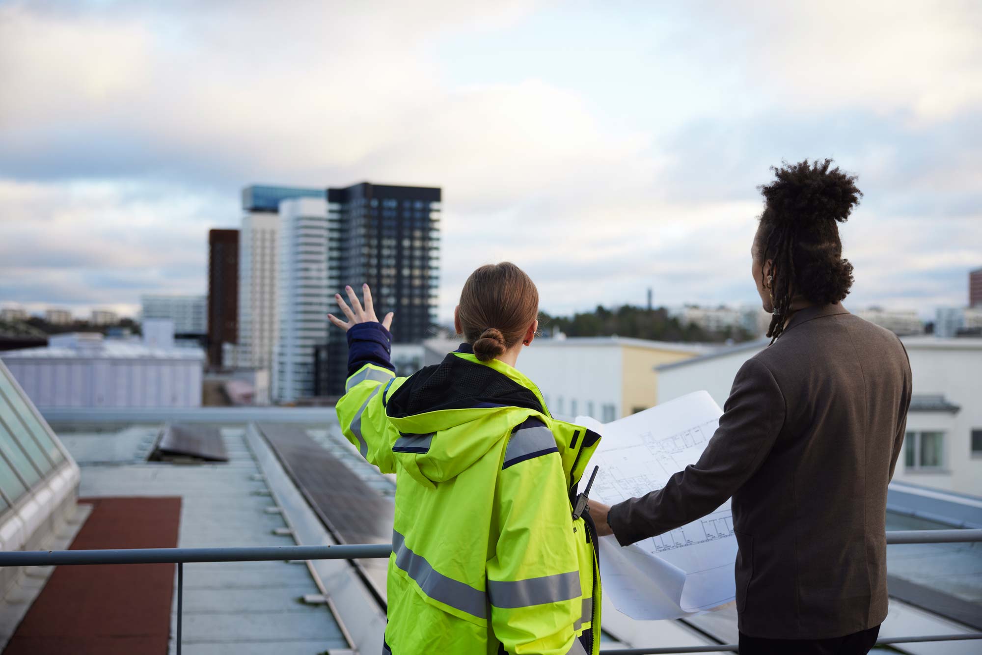 Kvinna och arkitekt som pratar
